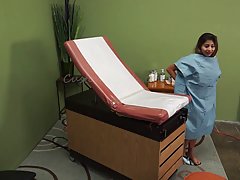 Мамочка-жена в больнице дрочит перед зрелым врачом нежную промежность