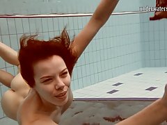Рыжая девушка в бассейне показывает соло эротику под водой и...