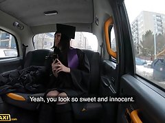 Студентка сосет крепкий ствол и трахается с таксистом в машине