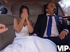 Невеста с большими сиськами изменяет жениху в машине