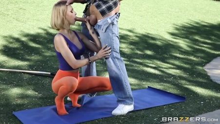 Симпатичная блондинка устраивает секс-йогу с приятелем